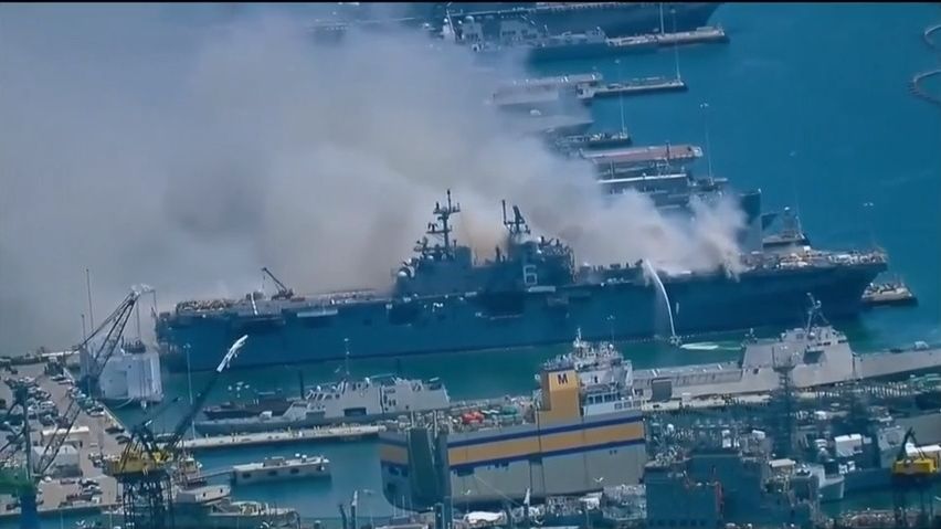 Video: Požár americké vojenské lodi: 18 vojáků zraněno, svědci slyšeli výbuch